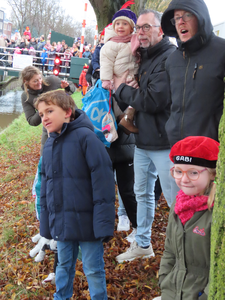912281 Afbeelding van enkele ouders en kinderen die wachten op de intocht per boot van Sinterklaas, op de Zandweg ter ...